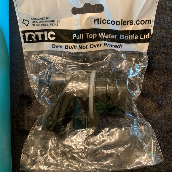 (2) 26 oz. RTIC Water Bottles & (2) Pull Tops - Picture 2 of 8